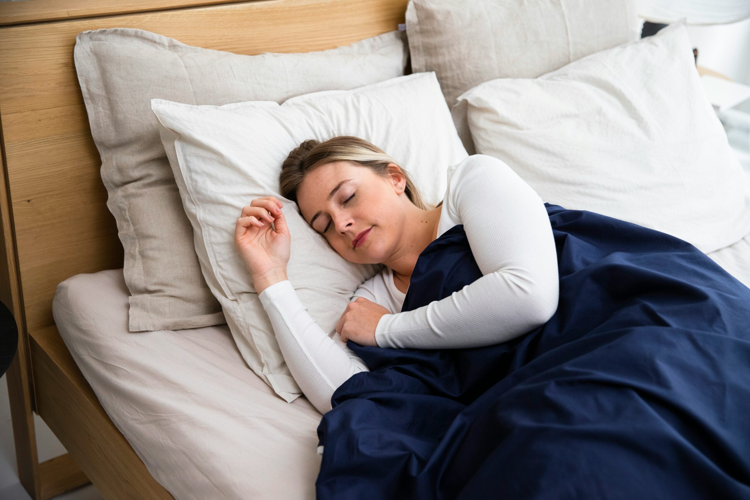 Femme qui dort sur un matelas de taille parfaite