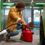 Remplir un bidon de carburant