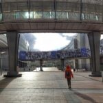 Drapeau européen devant un bâtiment institutionnel symbolisant la réglementation des aides publiques