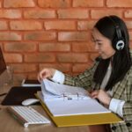 formulaire administratif posé sur un bureau avec stylo et dossier de demande d'aide sociale