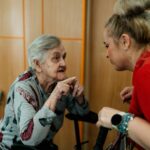 Assistante sociale accompagnant une personne âgée lors d'un entretien administratif