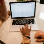 Personne utilisant un ordinateur portable pour accéder aux aides régionales occitanes en ligne