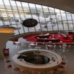 Façade d'un hôtel budget moderne à proximité immédiate d'un terminal aéroportuaire