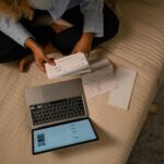 Facture d'électricité posée sur une table avec enveloppe d'aide financière EDF