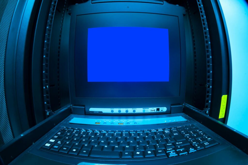 Professionnel analysant des données de cybersécurité sur écran dans bureau sécurisé
