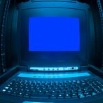 Professionnel analysant des données de cybersécurité sur écran dans bureau sécurisé