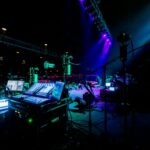 Scène de concert illuminée dans une grande arena parisienne comble