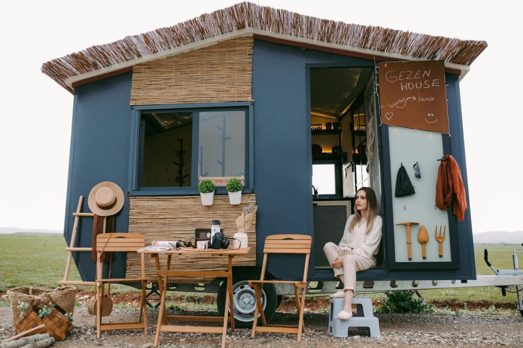 mobil home moderne installé dans un camping verdoyant en France