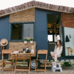 mobil home moderne installé dans un camping verdoyant en France