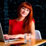 Rédactrice concentrée sur écran avec tableau SEO, ambiance formation acquisition